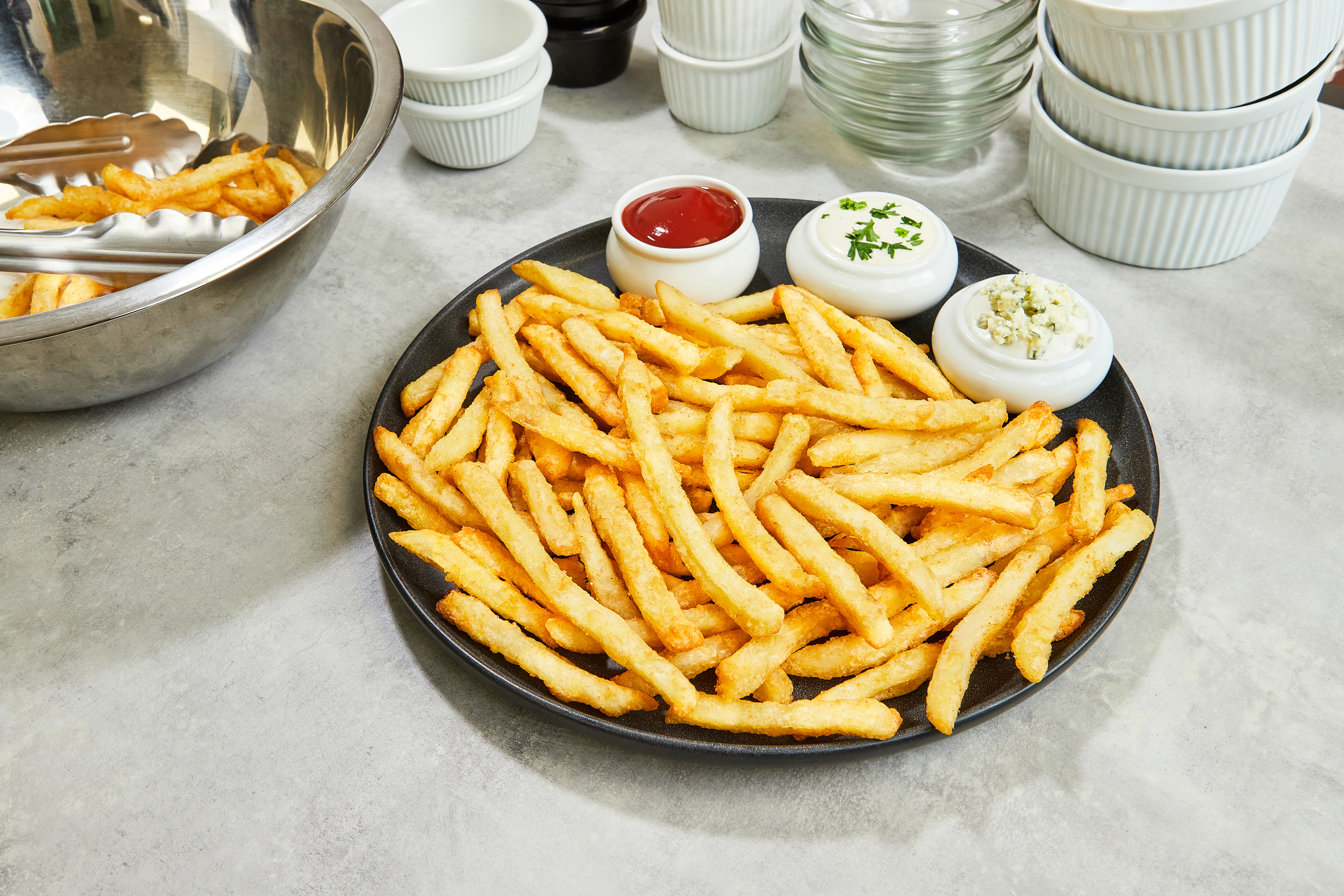 Frites Avec Trempettes Bleues, Blanches Et Rouges