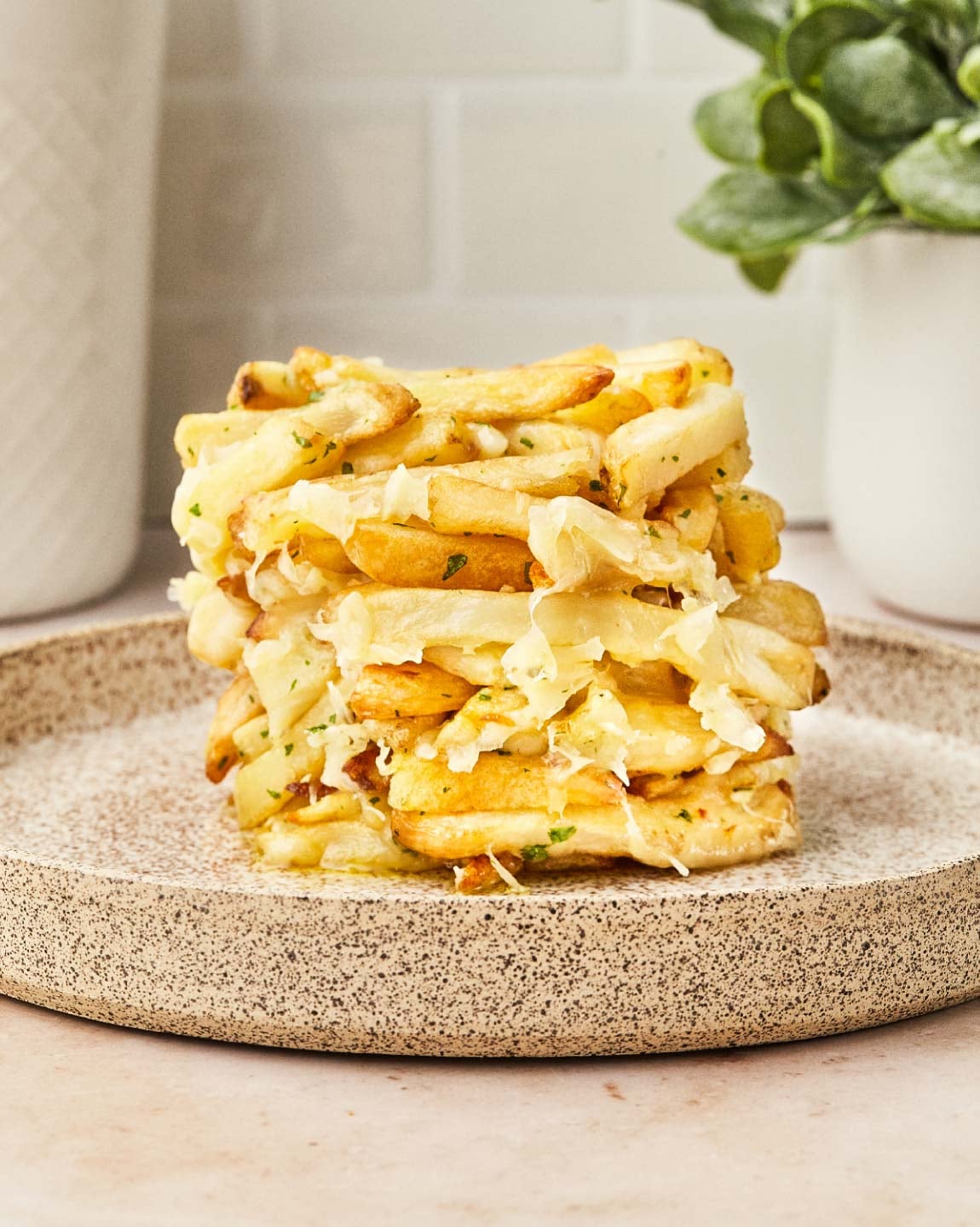 Pile de frites au fromage et à l’ail